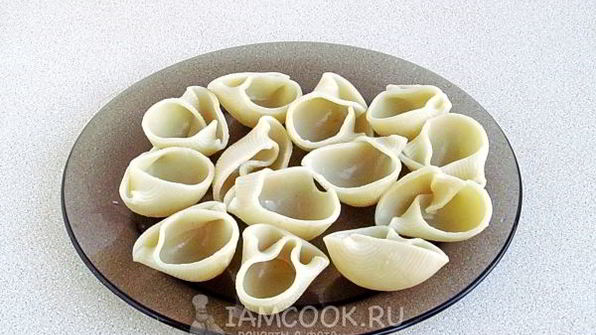 фаршированные ракушки , запеченные с сыром