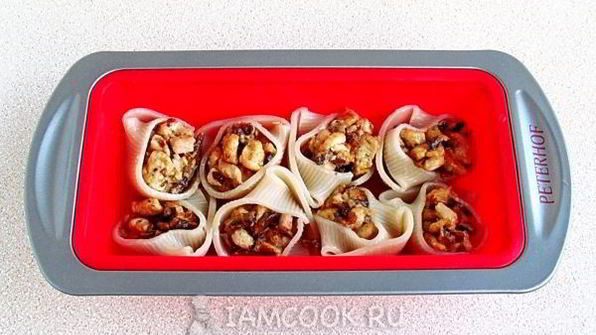 фаршированные ракушки , запеченные с сыром