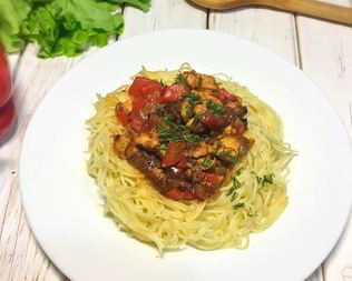 Гнездо из спагетти с куриным филе