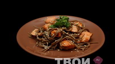 Гречневая лапша Соба с форелью в соевом соусе