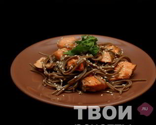 Гречневая лапша Соба с форелью в соевом соусе