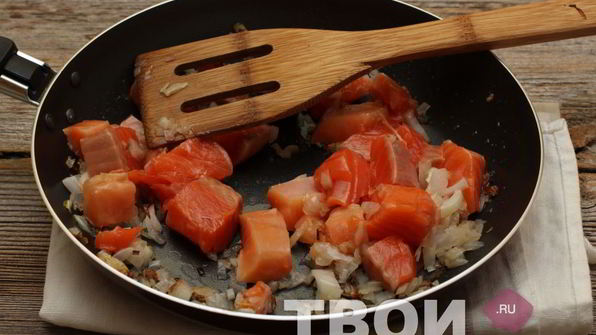 гречневая лапша соба с форелью в соевом соусе