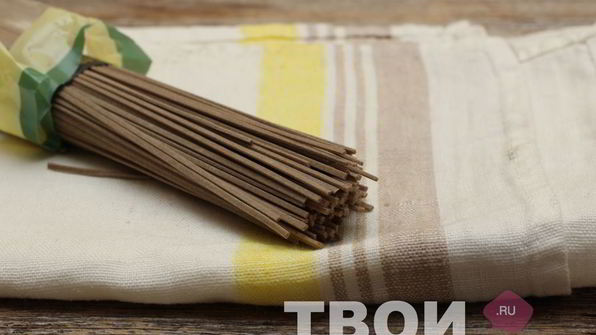 гречневая лапша соба с форелью в соевом соусе