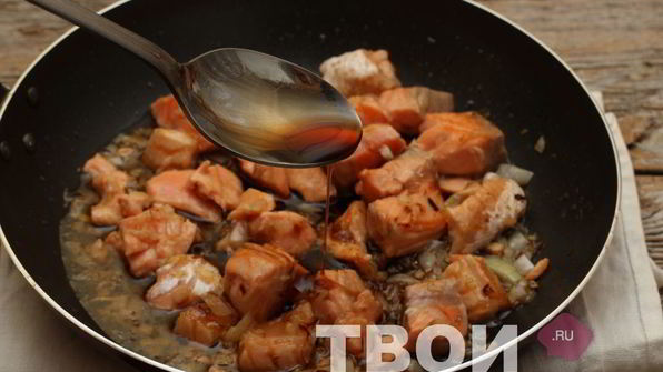 гречневая лапша соба с форелью в соевом соусе