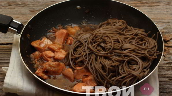 гречневая лапша соба с форелью в соевом соусе