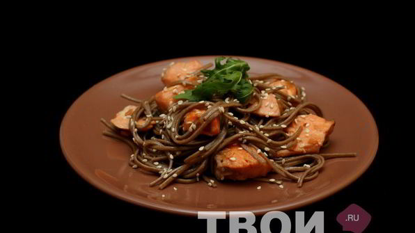 гречневая лапша соба с форелью в соевом соусе