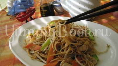 Лапша, обжаренная с курицей и овощами