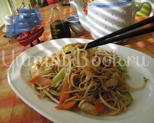 Лапша, обжаренная с курицей и овощами