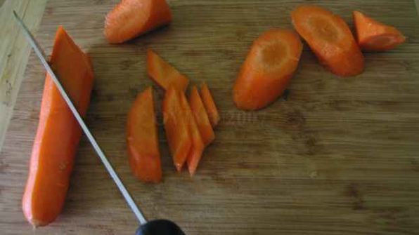 лапша, обжаренная с курицей и овощами