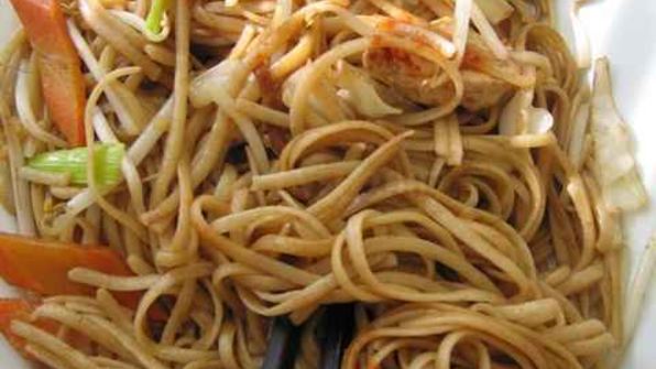 лапша, обжаренная с курицей и овощами