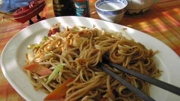 лапша, обжаренная с курицей и овощами