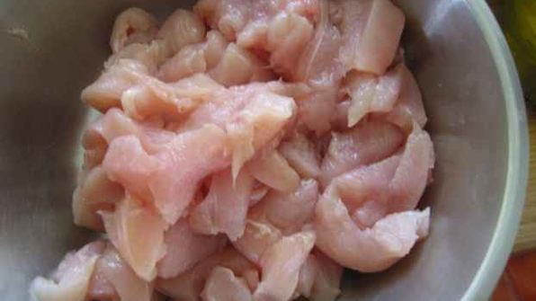 лапша, обжаренная с курицей и овощами