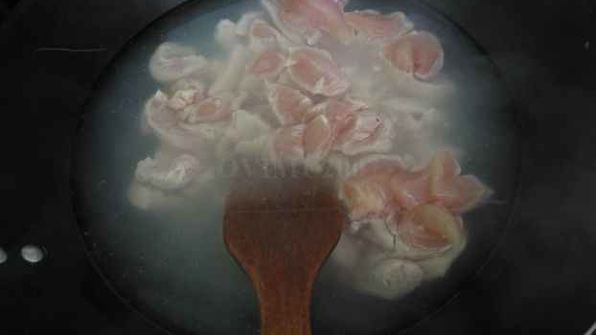 лапша, обжаренная с курицей и овощами