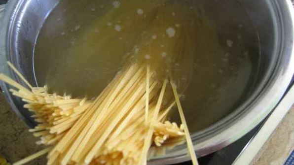 лапша, обжаренная с курицей и овощами