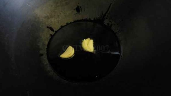 лапша, обжаренная с курицей и овощами