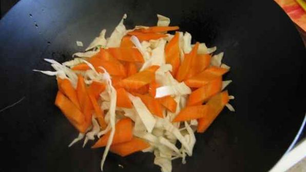 лапша, обжаренная с курицей и овощами