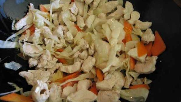 лапша, обжаренная с курицей и овощами