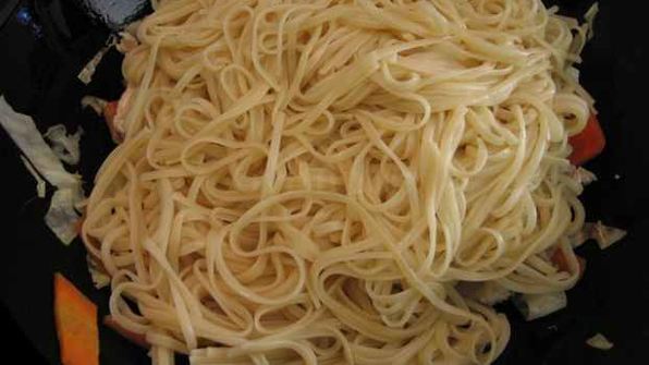 лапша, обжаренная с курицей и овощами