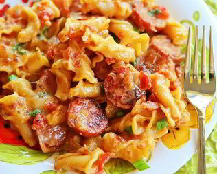 Макароны с колбасой