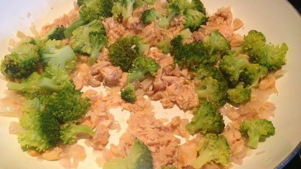 макароны с лососем и брокколи