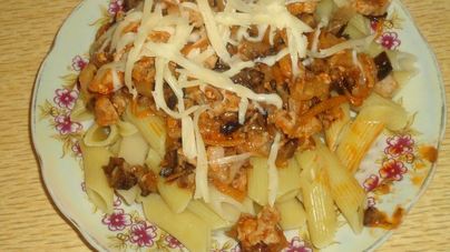 Макароны с мясным фаршем в соусе с вином