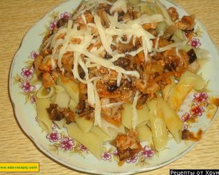 Макароны с мясным фаршем в соусе с вином