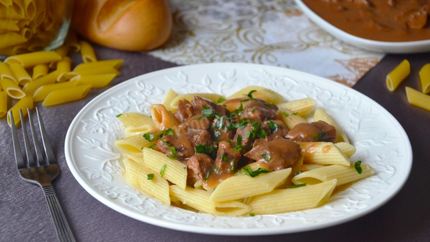 Макароны с мясом и подливой