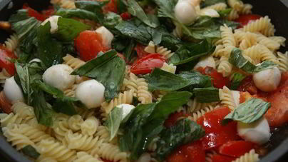 Макароны с помидорами и моцареллой по-каприйски