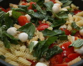 Макароны с помидорами и моцареллой по-каприйски