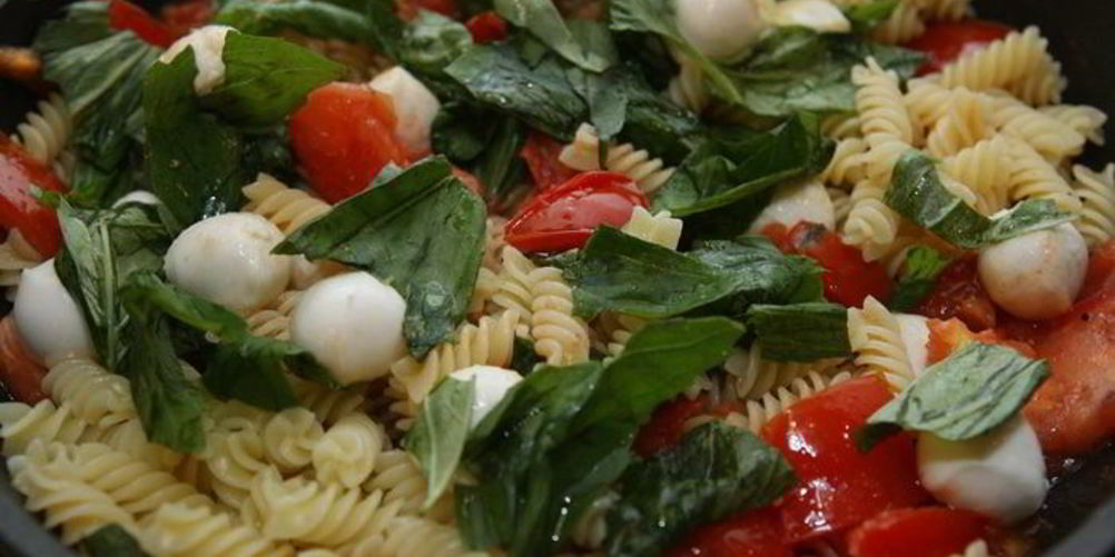 Рецепт макароны с помидорами и моцареллой по-каприйски