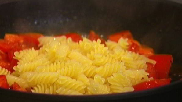 макароны с помидорами и моцареллой по-каприйски