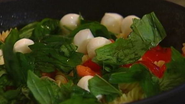 макароны с помидорами и моцареллой по-каприйски