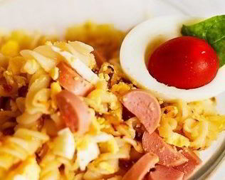 Макароны с сосисками, яйцами и сыром