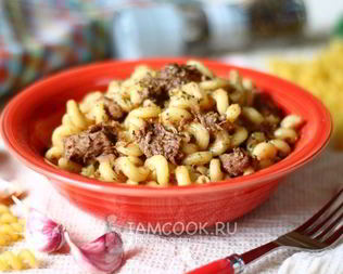 Макароны с тушенкой в кастрюле