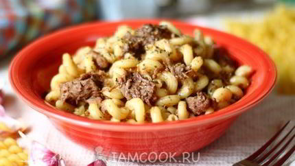 Макароны с тушенкой в кастрюле