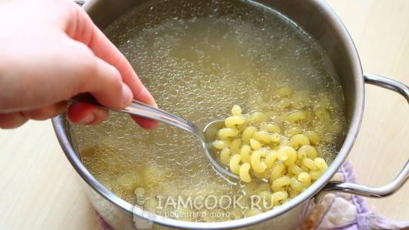 макароны с тушенкой в кастрюле