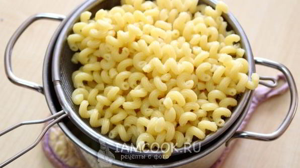 макароны с тушенкой в кастрюле