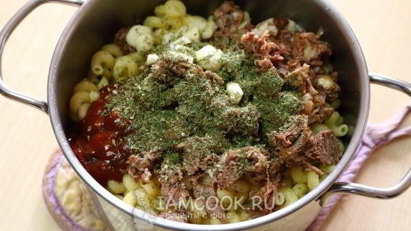 макароны с тушенкой в кастрюле