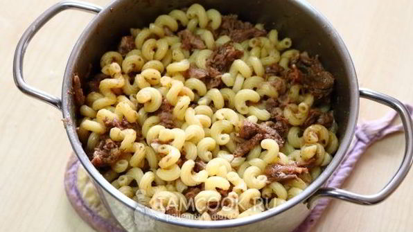макароны с тушенкой в кастрюле