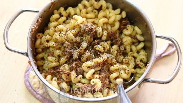 макароны с тушенкой в кастрюле