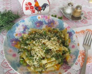 Макароны с зеленым горошком и сыром