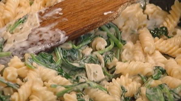 макароны со сливочным сыром и шпинатом