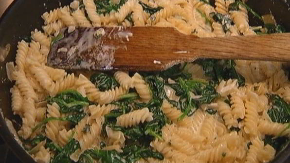 макароны со сливочным сыром и шпинатом
