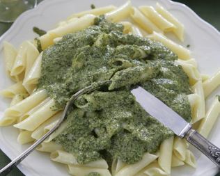 Макароны в соусе песто