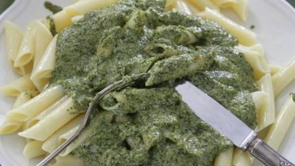 Макароны в соусе песто