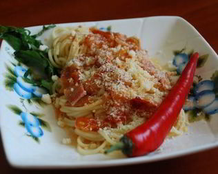 Паста Букатини Аматричиана с острым соусом