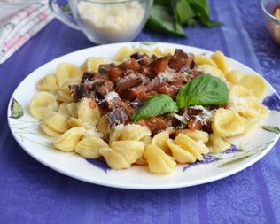 Паста с баклажаном и томатами