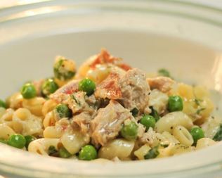 Паста с беконом и консервированным тунцом в сливочном соусе