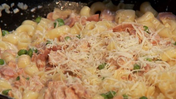 паста с беконом и консервированным тунцом в сливочном соусе