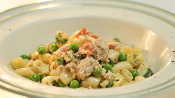 паста с беконом и консервированным тунцом в сливочном соусе